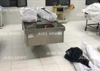 FOTO EKSKLUZIVE/ Morgu jashtë kapacitetit, trupat lihen përtokë