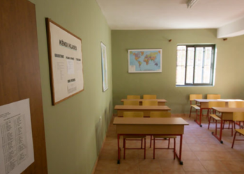 COVID-19 NË SHKOLLË/ HUMB BETEJËN NJË MËSUESE NË FIER