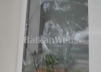 Foto nga xhamat e thyer