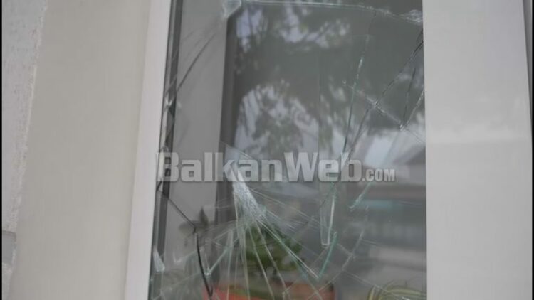 Foto nga xhamat e thyer