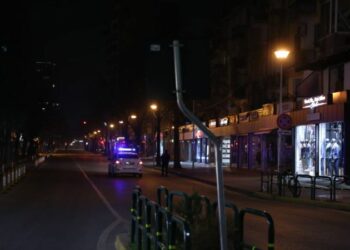 HYN NË FUQI ORARI I NDALIMIT TË QARKULLIMIT. GJOBË PREJ 100 MIJË LEKËSH TË VJETRA PËR ATA QË E THYEJNË!