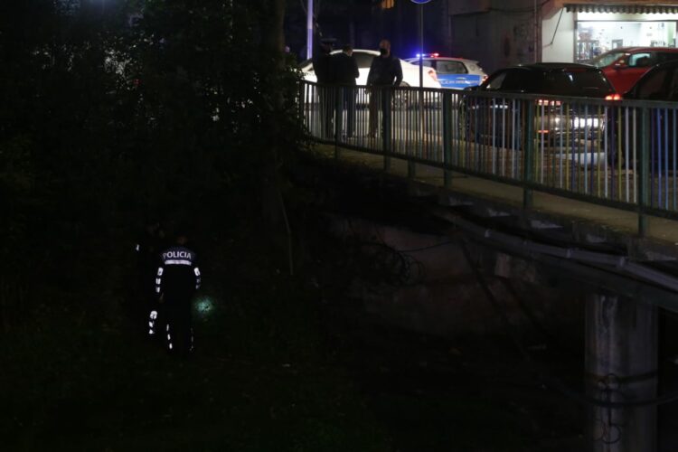 U DOGJ POSHTË URËS SË LANËS, MJEKËT PËRBALLEN ME SKENËN E RËNDË