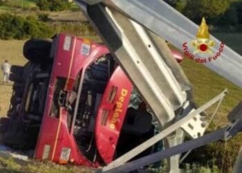 AUTOBUZI ME EMIGRANTË DEL NGA RRUGA, PLAGOSEN 7 PERSONA, NJËRI NË GJENDJE TË RËNDË