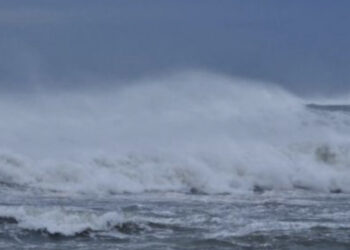Mot i keq shkakton dallgë 6 ballë/ Bllokohen anijet e vogla lundruese dhe peshkarexhat nga gjiri i Vlorës nuk lejohet të