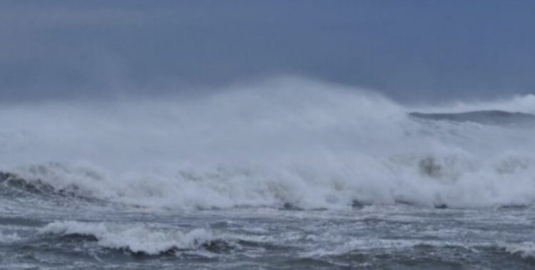 Mot i keq shkakton dallgë 6 ballë/ Bllokohen anijet e vogla lundruese dhe peshkarexhat nga gjiri i Vlorës nuk lejohet të