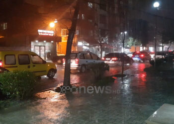 Reshje të dendura shiu, përmbyten dhjetëra banesa në Durrës