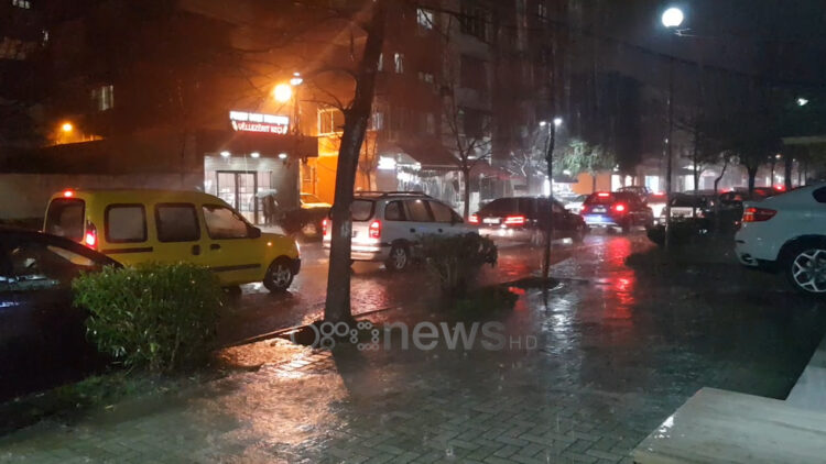 Reshje të dendura shiu, përmbyten dhjetëra banesa në Durrës