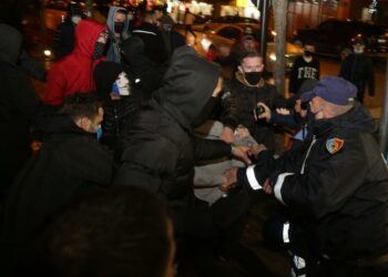 Protestat/ Avokati i Popullit raport paraprak: Shoqërohen në komisariate 124 persona, 57 të mitur.