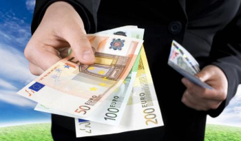 Kriza ul pagat e sektorit privat; paguhen më pak dhe IT e sektori bankar në tremujorin e tretë