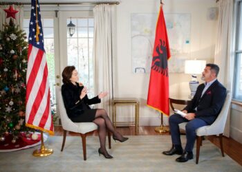 Intervistë me Ambasadoren Amerikane në Tiranë/ Yuri Kim për VOA: Shqiptarët nuk do të presin më, Gjykata Kushtetuese gati brenda 31 dhjetorit!