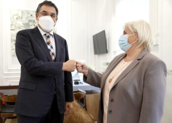 Çuçi ndan fotot: I dorëzova detyrën koleges dhe bashkëpunëtores time të vjetër