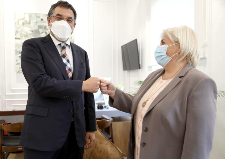 Çuçi ndan fotot: I dorëzova detyrën koleges dhe bashkëpunëtores time të vjetër