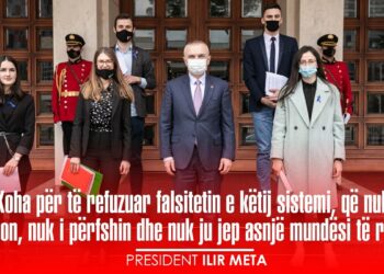 Meta poston foto me disa të rinj dhe jep mesazhin e fortë