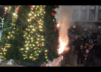 Protesta për vrasjen e 25-vjeçarit. Protestuesit djegin dhe rrëzojnë pemën para kryeministrisë.  (Video)