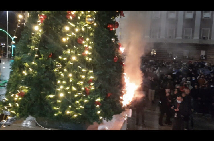 Protesta për vrasjen e 25-vjeçarit. Protestuesit djegin dhe rrëzojnë pemën para kryeministrisë.  (Video)