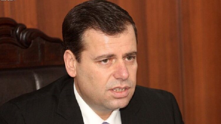 Theu urdhrin e mbrojtjes dhe u konfliktua me djemtë e mitur te Liqeni Artificial, arrestohet ish gjyqtari Alaudin Malaj! Nën hetim vëllai i tij