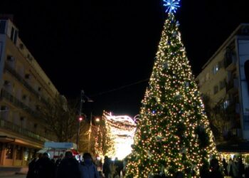 Ndizen dritat e pemës së Vitit të Ri në Kosovë, dhjetra qytetarë mbushin pedonalen
