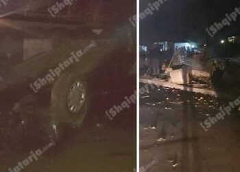 Korçë/ Makina me shpejtësi del nga rruga dhe përfundon përmbysur, shoferi largohet nga vendngjarja (FOTO)