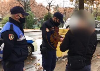 Nuk mbanin maska në rrugë, gjobiten 1325 qytetarë për 2 ditë! Ndëshkohen 16 persona që lëviznin pas orës 22:00