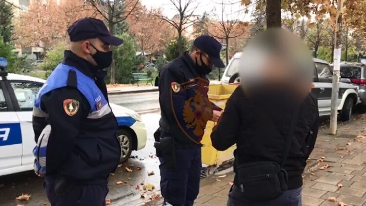 Nuk mbanin maska në rrugë, gjobiten 1325 qytetarë për 2 ditë! Ndëshkohen 16 persona që lëviznin pas orës 22:00