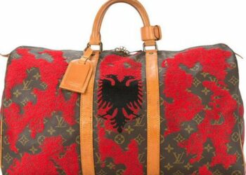 ‘Louis Vuitton’, marka luksoze e VIP-ave nxerr në shitje çantën me flamurin shqiptar për 9.900 euro