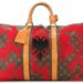 ‘Louis Vuitton’, marka luksoze e VIP-ave nxerr në shitje çantën me flamurin shqiptar për 9.900 euro
