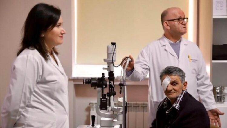 ‘2000 gjyshër do të kenë një Vit të Ri të gëzuar’, Rama ndan fotot e të moshuarve që pajisen me lente falas