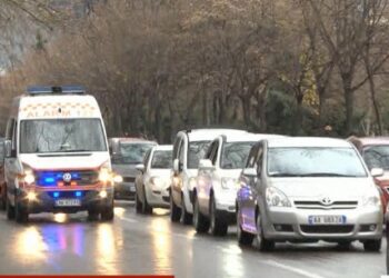 Festat e fundvitit/ Trafik i rënduar në kryeqytet, qytetarët të irrituar: Të ishin marrë masat! Rrugët më problematike