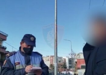 Gjobiten 393 qytetarë pa maska dhe një lokal që shkeli masat anti-COVID gjatë 24 orëve! Ndëshkohen 23 persona që shkelën orën policore