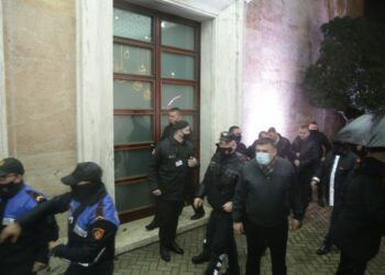 Protesta përpara Kryeministrisë/ Tetë efektivë policie kërkojnë ndihmë mjekësore në spital