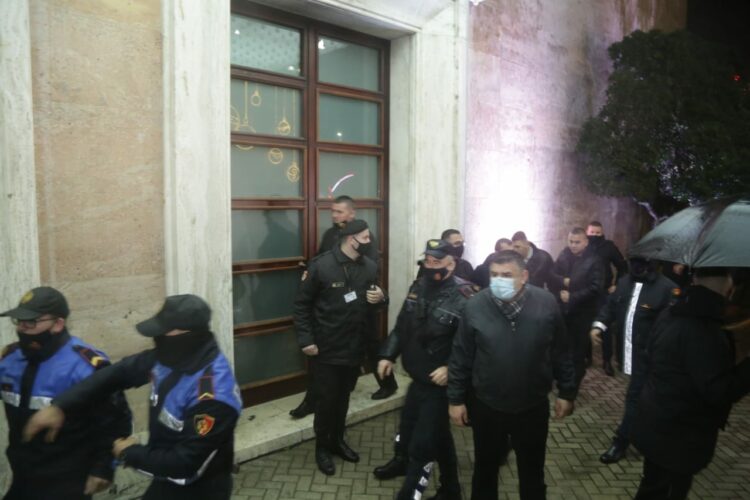 Protesta përpara Kryeministrisë/ Tetë efektivë policie kërkojnë ndihmë mjekësore në spital