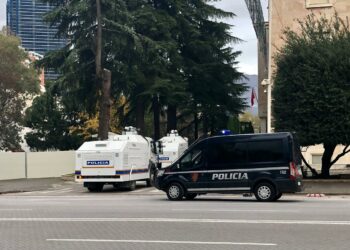 Sot protesta për Klodian Rashën, autoblindat ‘zbarkojnë’ në Kryeministri, 800 efektivë në terren