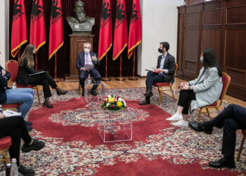 Presidenti Meta pret të rinjtë: Koha për të refuzuar falsitetin e këtij sistemi