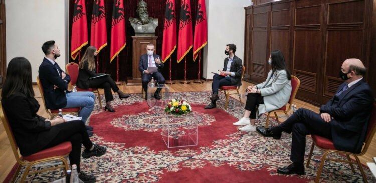 Presidenti Meta pret të rinjtë: Koha për të refuzuar falsitetin e këtij sistemi