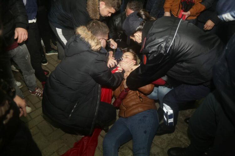 Motra e 25 vjeçarit të vrarë humb ndjenjat gjatë protestës përpara Kryeministrisë (Foto)