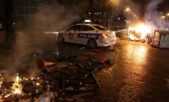 Procedohen penalisht 16 persona për protestat në Korçë e Bulqizë për vrasjen e Klodian Rashës, në Tiranë mbahen të shoqëruar 12 protestues