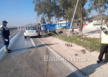 Makina del nga rruga në Lushnje dhe përplas pas muri dy këmbësore. Dërgohen me urgjencë në spital
