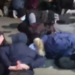 Protestuesit shtrihen në tokë