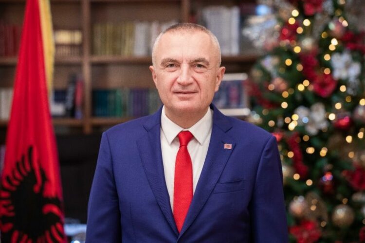 “Një festë e bukur për popullin shqiptar”, Meta uron Krishtlindjen: Të ndajmë me të afërtit tanë urime zemre