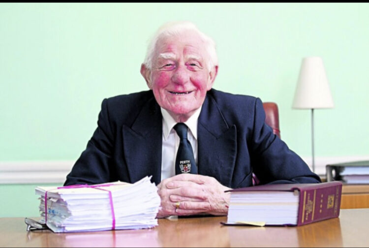 E trishtë/ Punoi 84 vite vetëm në një firmë, ndërron jetë punëtori më besnik në botë