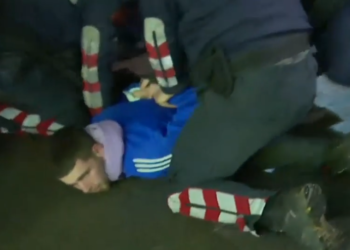 Protesta/ Policia arreston një e nga një të rinjtë!