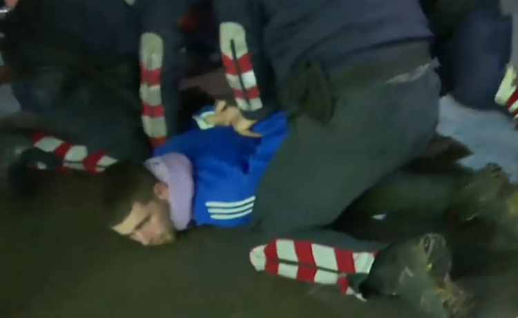 Protesta/ Policia arreston një e nga një të rinjtë!