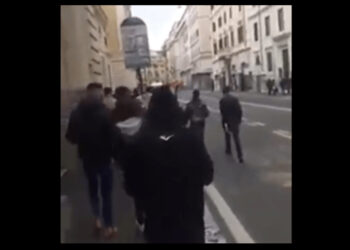 ‘Rama ik’/ Shqiptarët në Romë dalin në protestë, marshojnë në rrugë për vrasjen e Klodian Rashës