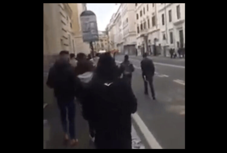 ‘Rama ik’/ Shqiptarët në Romë dalin në protestë, marshojnë në rrugë për vrasjen e Klodian Rashës