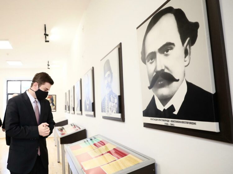 Cakaj, ministri i parë i Jashtëm që viziton “Muzeun e Alfabetit” në Manastir: Dorëzuam materiale të rëndësishme historike nga arkiva e shtetit shqiptar