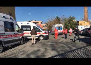 Covid-19, situatë e rënduar / Radhë autoambulancash te “Shefqet Ndroqi” (FOTO)