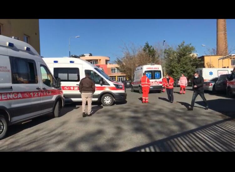 Covid-19, situatë e rënduar / Radhë autoambulancash te “Shefqet Ndroqi” (FOTO)