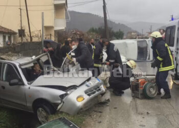 Aksident në Berat, plagoset rëndë oficeri i ushtrisë, momenti kur zjarrfikësit e nxjerrin nga automjeti (EMRI)