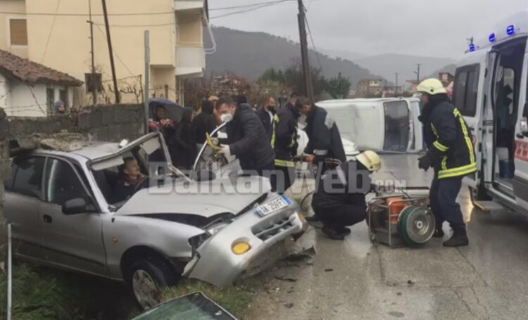 Aksident në Berat, plagoset rëndë oficeri i ushtrisë, momenti kur zjarrfikësit e nxjerrin nga automjeti (EMRI)