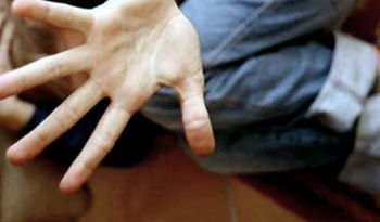 Përdhunoi të miturën/ Nëna: 57-vjeçari ka abuzuar për 10 vite dhe me mua